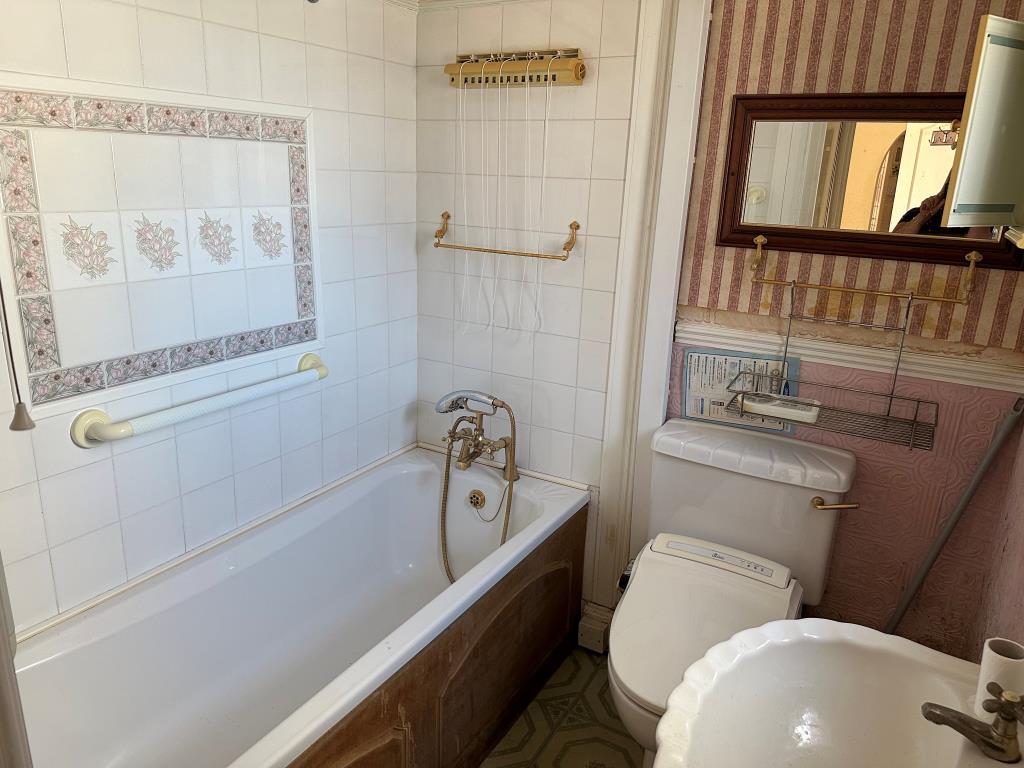 Lot: 38 - MIXED USE PROPERTY FOR IMPROVEMENT - 57A Bathroom